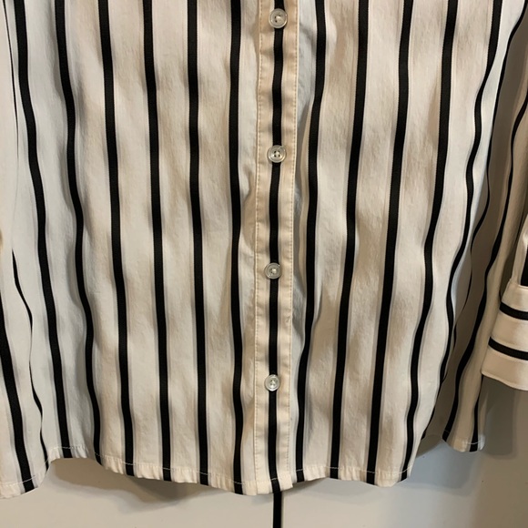 Jones New York Striped v-neck fitted button down blouse - Picture 5 of 8